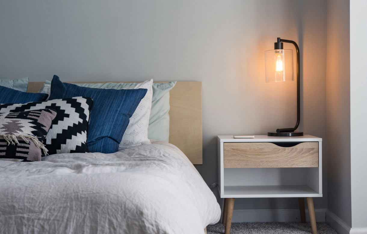 サイドテーブルとテーブルランプのイメージ